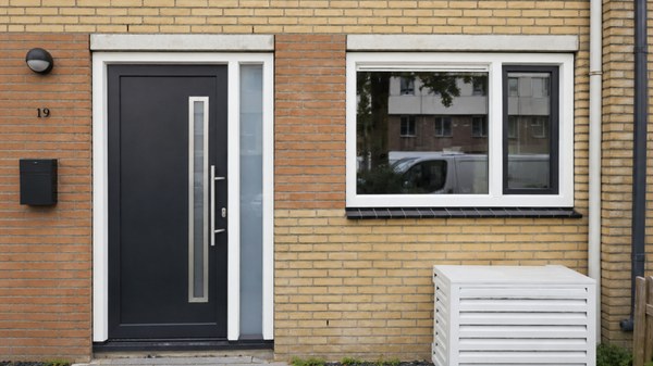 Kunststof kozijnen en kunststof voordeur in Almere Stad