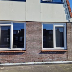 Flevo Kozijnen Almere - Avehoorn, Kunststof raamkozijnen in spiegelbeeld 02.jpeg