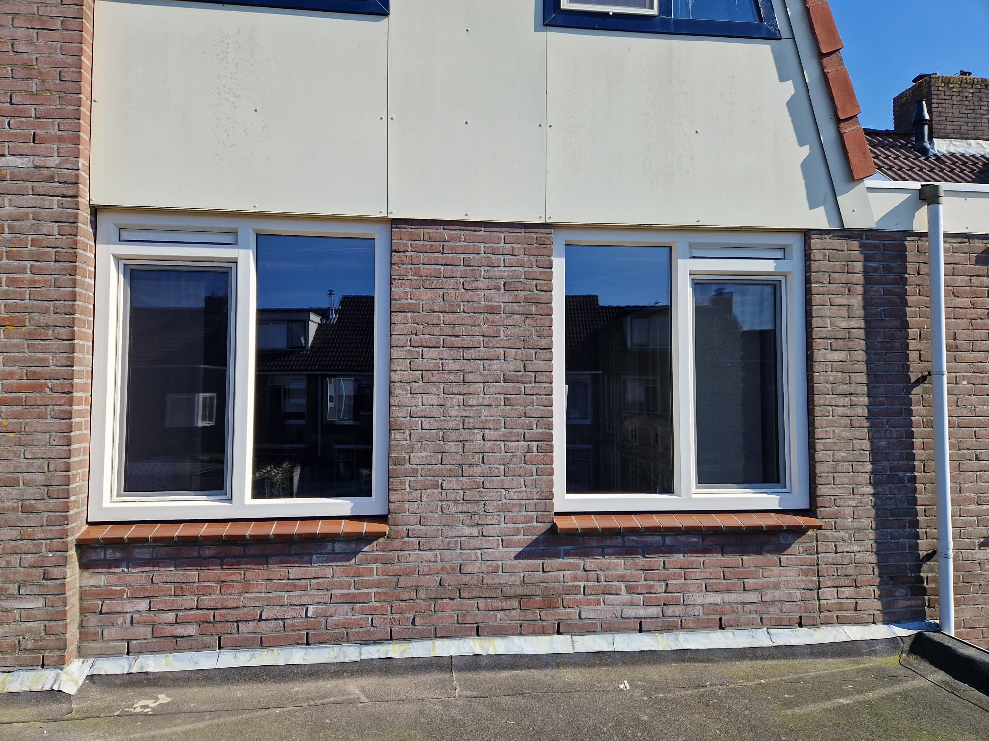 Flevo Kozijnen Almere - Avehoorn, Kunststof raamkozijnen in spiegelbeeld 02.jpeg