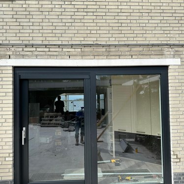 Flevo Kozijnen Almere - Kunststof schuifpui in donkere uitvoering.jpeg