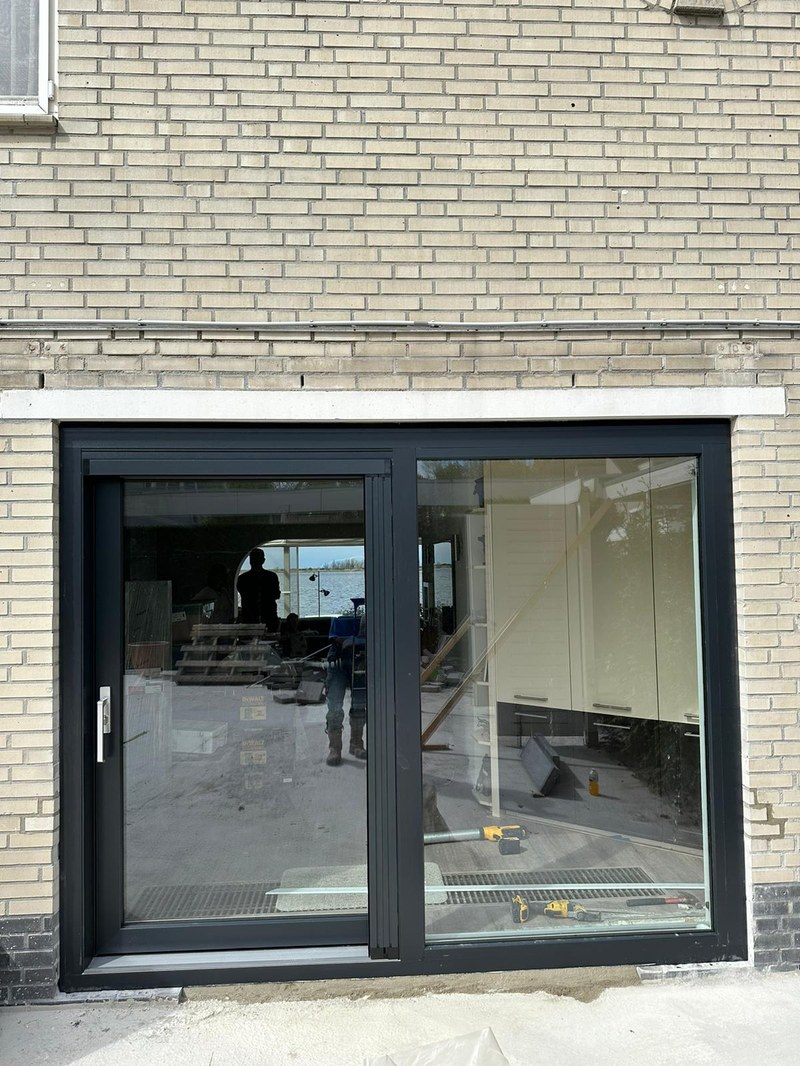 Flevo Kozijnen Almere - Kunststof schuifpui in donkere uitvoering.jpeg