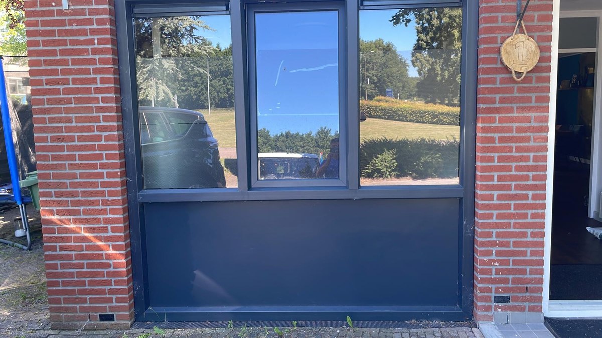 Garagedeur vervangen door kunststof kozijn – van garage naar werkruimte in Almere