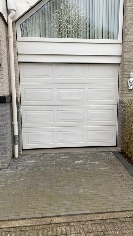 210304_Garagedeur eruit kozijn erin 1.jpeg