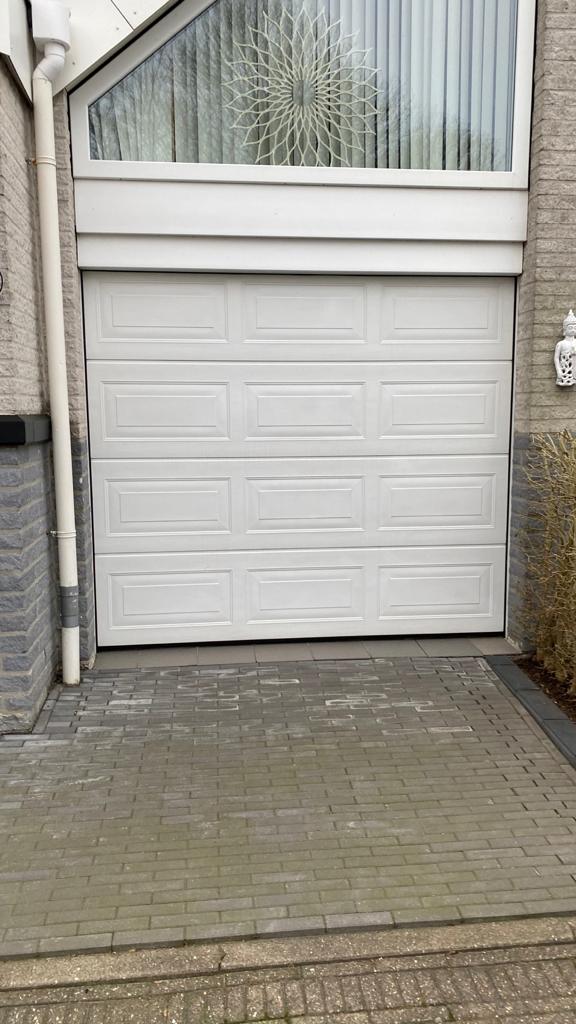 210304_Garagedeur eruit kozijn erin 1.jpeg