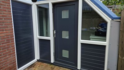 Wat een verschil als je de oude voordeur en kozijnen vervangt!