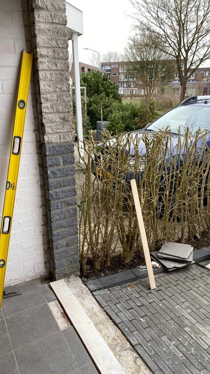 210304_Garagedeur eruit kozijn erin 2.jpeg