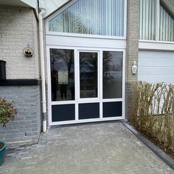 210304_Garagedeur eruit kozijn erin 5.jpeg